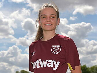 Leanne Kiernan signs for West...